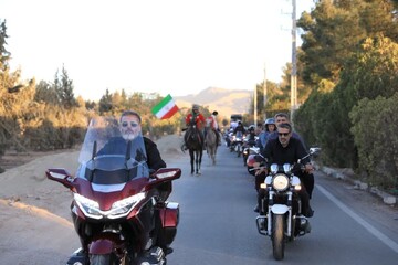 İran Devrim Muhafızları Kara Kuvvetleri’nden motosikletli geçit töreni