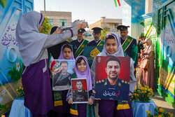 همراهی خادمان شاهچراغ(ع) با فرزند شهید