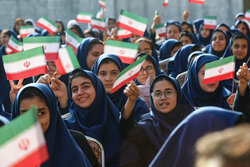 طنین «ای ایران» با اجرای ابوذر بیوکافی در مدرسه شاهد رشت