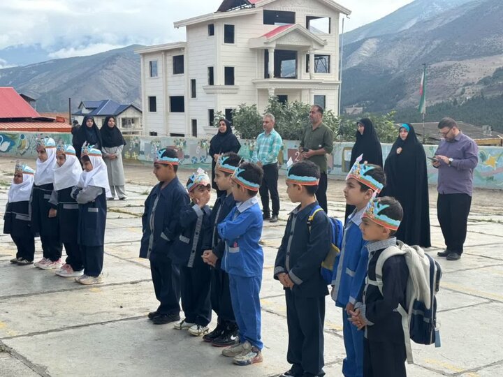 زنگ مهر در کوچکترین مدرسه بام کجور