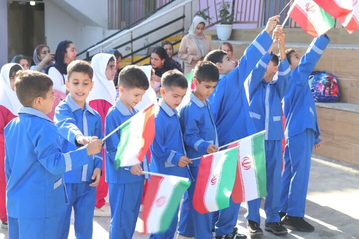 زنگ مهر در کوچکترین مدرسه بام کجور