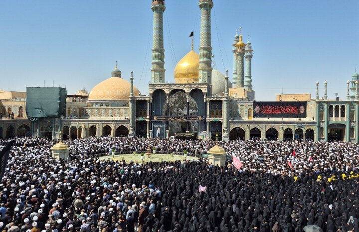 طواف پیکر آیت‌الله شبیری زنجانی در حرم بانوی کرامت