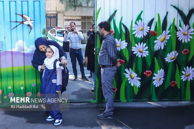 مراسم آغاز سال تحصیلی جدید با حضور فرمانده انتظامی تهران بزرگ