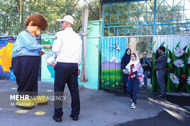 مراسم آغاز سال تحصیلی جدید با حضور فرمانده انتظامی تهران بزرگ