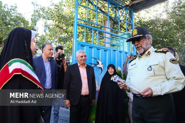 مراسم آغاز سال تحصیلی جدید با حضور فرمانده انتظامی تهران بزرگ