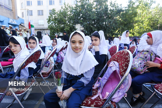 مراسم آغاز سال تحصیلی جدید با حضور فرمانده انتظامی تهران بزرگ