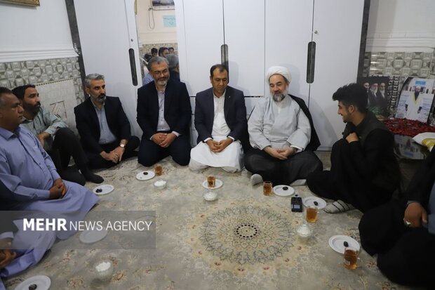 دیدار نماینده ولیفقیه سیستان و بلوچستان با خانواده شهید <a href='https://sayeb.ir/tag/%d9%85%d9%88%d9%84%d9%88%db%8c-%da%af%d8%b1%da%af%db%8c%d8%ac'></div>مولوی گرگیج</a>