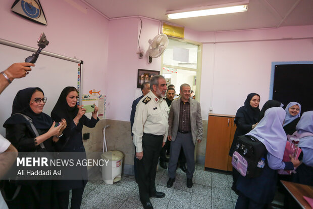 مراسم آغاز سال تحصیلی جدید با حضور فرمانده انتظامی تهران بزرگ