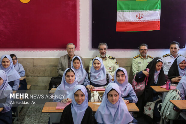 مراسم آغاز سال تحصیلی جدید با حضور فرمانده انتظامی تهران بزرگ