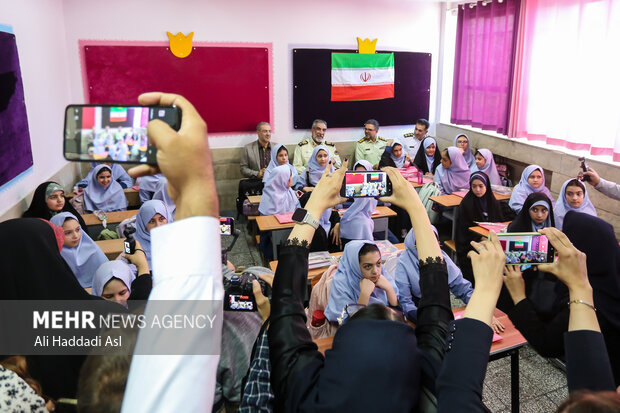 مراسم آغاز سال تحصیلی جدید با حضور فرمانده انتظامی تهران بزرگ