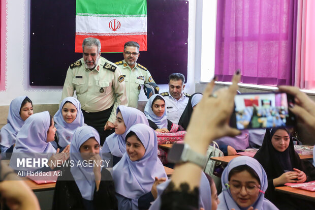 مراسم آغاز سال تحصیلی جدید با حضور فرمانده انتظامی تهران بزرگ