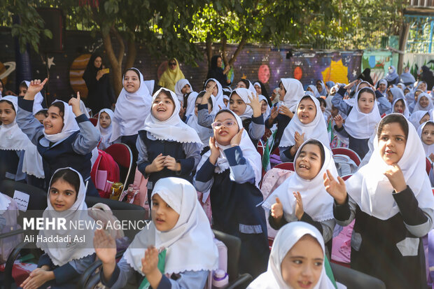 مراسم آغاز سال تحصیلی جدید با حضور فرمانده انتظامی تهران بزرگ