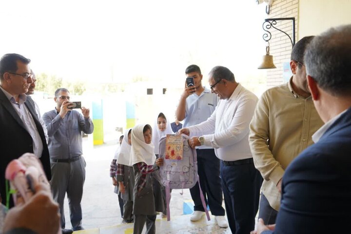 بستههای نوشتافزار به دانشآموزان روستای تل سیاه اهدا شد بستههای نوشتافزار به دانشآموزان روستای تل سیاه اهدا شد