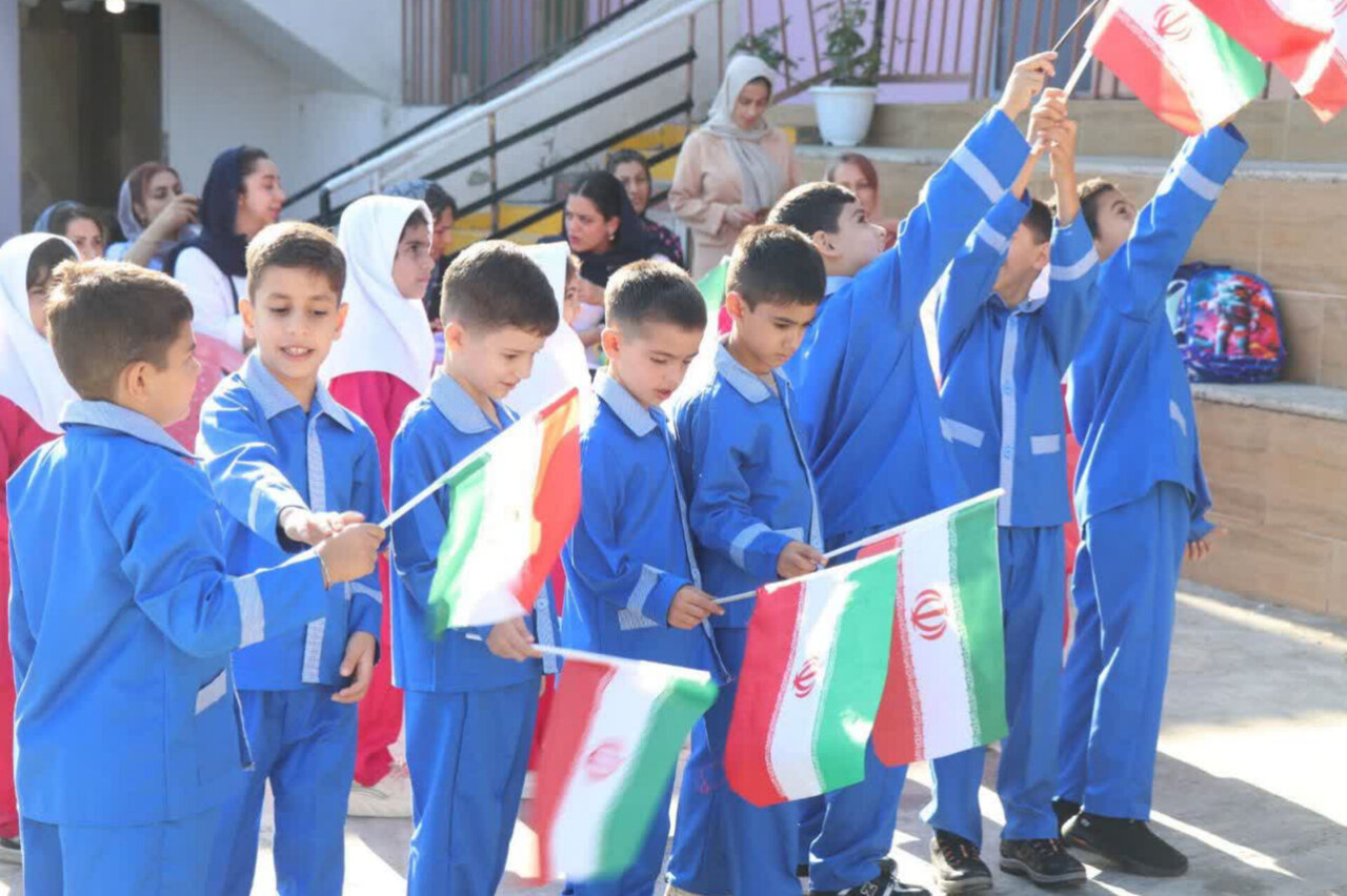 بررسی جامع: ۵۲۰ هزار دانش‌آموز  مازندران راهی مدارس شدند | مهر - کد 007f