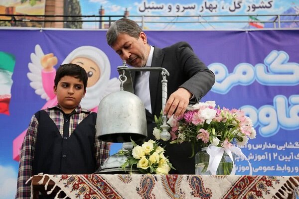 زنگ مهر و مقاومت با دستان فرزند شهید جنگ ۱۲ روزه در اصفهان نواخته شد زنگ مهر و مقاومت با دستان فرزند شهید جنگ ۱۲ روزه در اصفهان نواخته شد