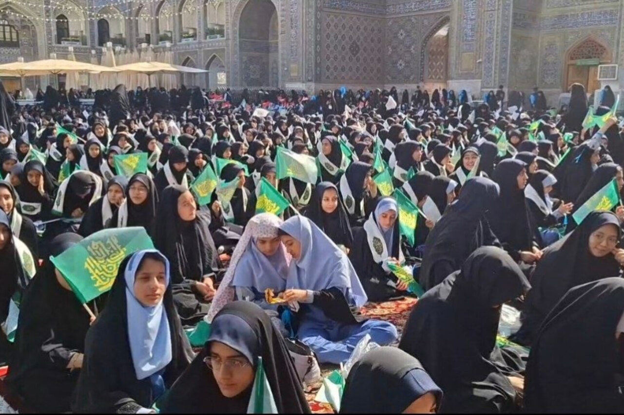 حرم مطهر امام رضا(ع) پر از شور و همدلی دانش‌آموزان برای انقلاب