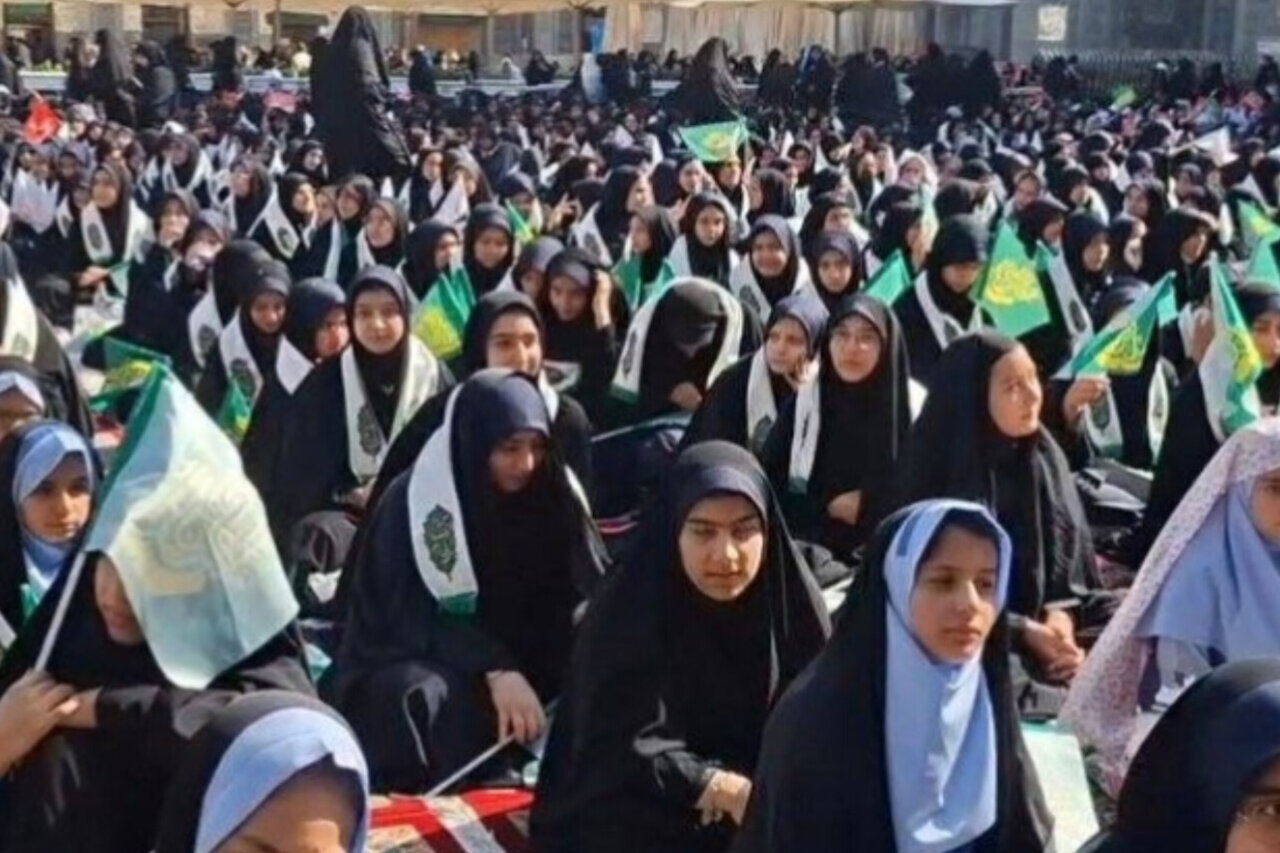 اجتماع بیش از ۴ هزار دانش آموز مشهدی در صحن انقلاب حرم امام رضا(ع) اجتماع بیش از ۴ هزار دانش آموز مشهدی در صحن انقلاب حرم امام رضا(ع)