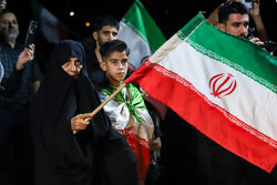 شب ۲۱۷ حماسه خیابان؛ یزدی‌ها ایستاده در میدان اقتدار