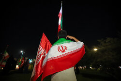 پرچم ایران بر فراز میدان امام حسین(ع) یزد به اهتزاز درآمد