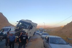 ترافیک سنگین در محور شیروان-بجنورد پس از برخورد دو کامیون