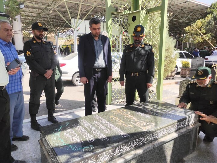 مزار شهدای بروجرد غبارروبی و عطرافشانی شد