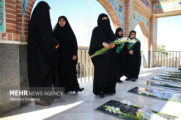گلباران مزار شهدای دفاع مقدس در بجنورد گلباران مزار شهدای دفاع مقدس در بجنورد