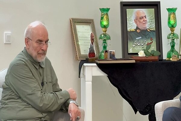 حضور قالیباف در منزل شهیدان خادمی و نصیرزاده حضور قالیباف در منزل شهیدان خادمی و نصیرزاده