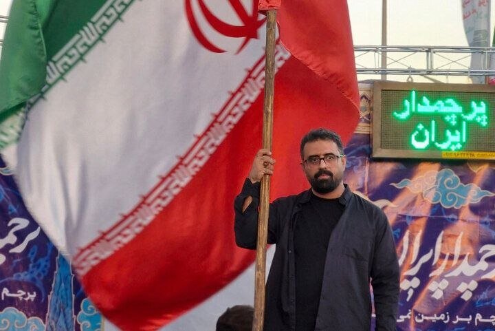 شاعران در روز پرچم برای ایران شعر خواندند شاعران در روز پرچم برای ایران شعر خواندند