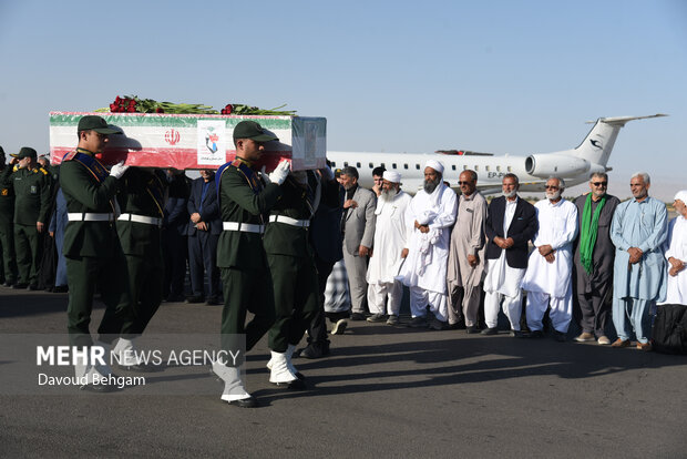 استقبال از پیکر سردار شهید ظریفی در <a href='https://sayeb.ir/tag/%d9%81%d8%b1%d9%88%d8%af%da%af%d8%a7%d9%87-%d9%85%d8%b4%d9%87%d8%af'></div>فرودگاه <a href='https://sayeb.ir/tag/%d9%85%d8%b4%d9%87%d8%af'>مشهد</a></a>