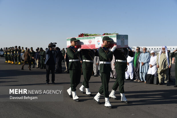 استقبال از پیکر سردار شهید ظریفی در فرودگاه مشهد