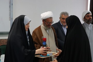 ۴۰ دانش‌آموز فرزند شهید در دامغان تجلیل شدند