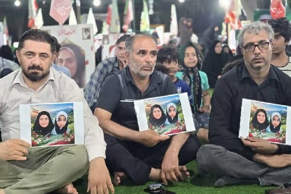 طنین انداز شدن نوای ملکوتی قرآن توسط قاریان در گلزار شهدای میناب