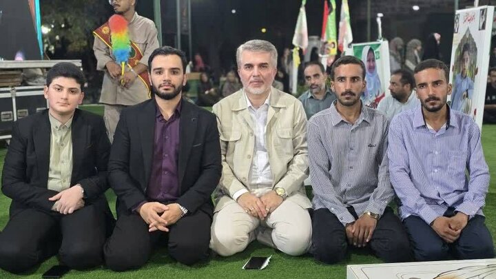 طنین انداز شدن نوای ملکوتی قرآن توسط قاریان در گلزار شهدای میناب
