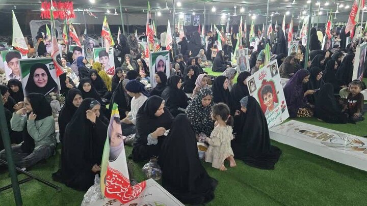 طنین انداز شدن نوای ملکوتی قرآن توسط قاریان در گلزار شهدای میناب