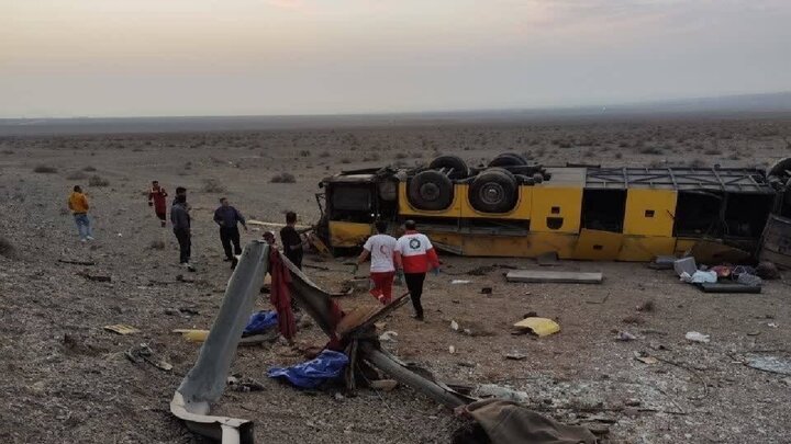 وفاة11 شخصاً وإصابة 24 آخرين في انقلاب حافلة على طريق كرمانشاه-طهران