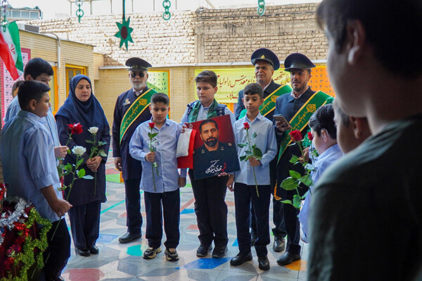 خادمان شاهچراغ(ع) دست فرزند شهید «نیکوکلاه» را تا مدرسه گرفتند