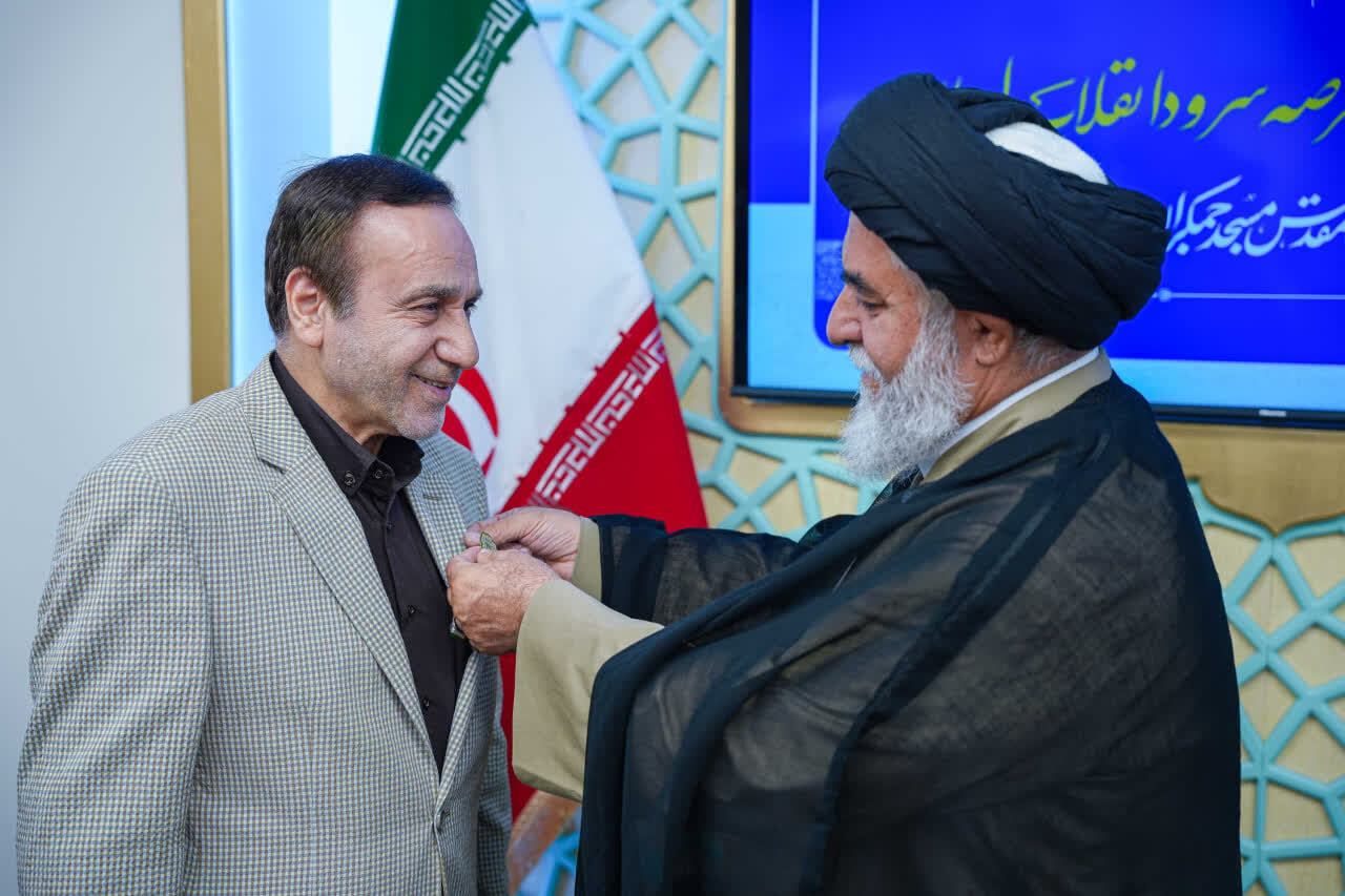 نشان خادمی مسجد جمکران بر سینه صدای ماندگار سرود انقلاب