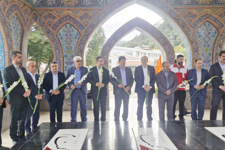 آیین گلباران مزار شهدای گمنام لاهیجان به مناسبت هفته گردشگری