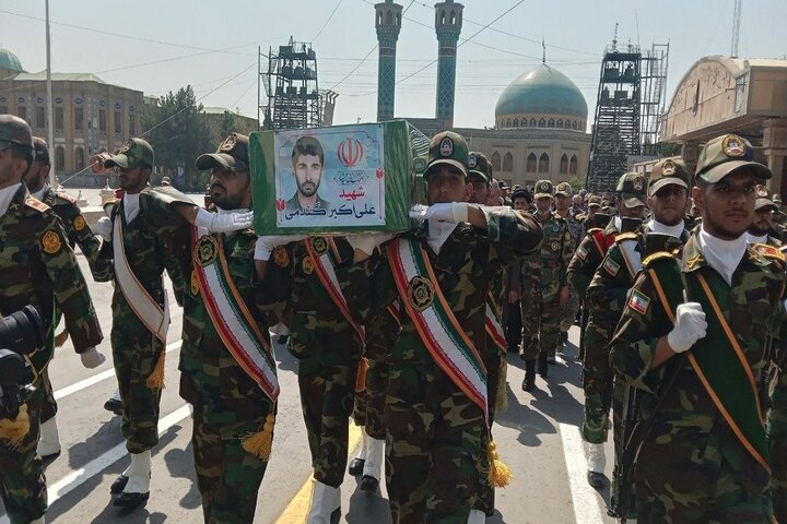 پیکر شهید «علیاکبر گندمی» پس از ۴۰ سال شناسایی و تشییع شد پیکر شهید «علیاکبر گندمی» پس از ۴۰ سال شناسایی و تشییع شد