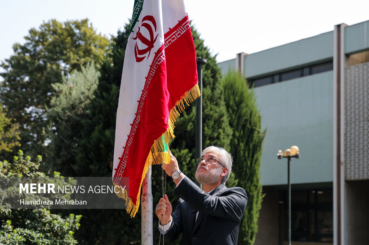 مراسم روز پرچم در دانشگاه تهران
