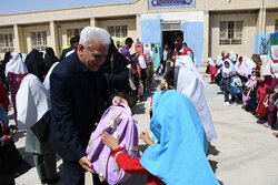 توزیع ۷۰۰ بسته نوشت‌افزار میان دانش‌آموزان راسک، سرباز و سیب و سوران