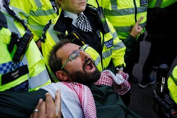 VIDEO: UK police arrest a man opposing genocide in Palestine
