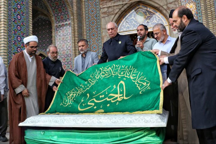 سنگ مزار حضرت عبدالعظیم حسنی(ع) با هنر دست هنرمندان شیرازی رونمایی شد