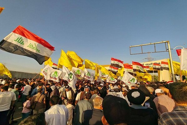 تجمع گسترده عراقی‌ها مقابل فرودگاه نجف در محکومیت توقف پروازهای ایران