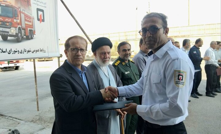 تأکید فرماندار دیّر بر ارتقای تجهیزات و آموزش آتش‌نشانان