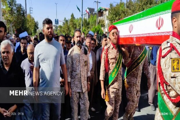 کامیاران به استقبال شهید حیدر مرادی رفت؛ پیکر شهید در زادگاهش آرام گرف