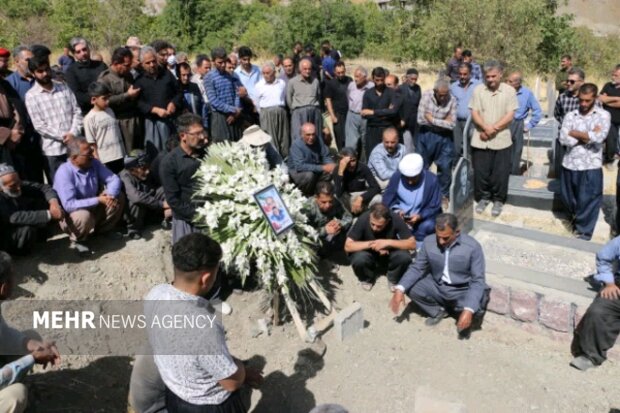 کامیاران به استقبال شهید حیدر مرادی رفت؛ پیکر شهید در زادگاهش آرام گرف