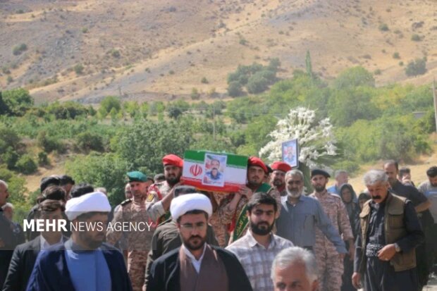 کامیاران به استقبال شهید حیدر مرادی رفت؛ پیکر شهید در زادگاهش آرام گرف