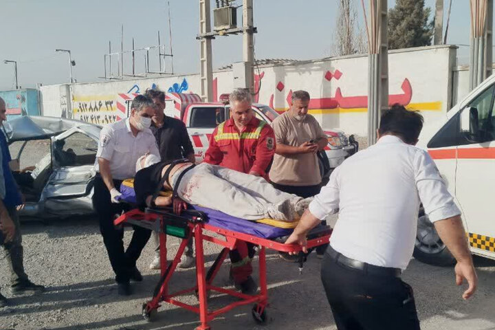 تصادف پژو با کامیون در جاده کرج _ هشتگرد؛ حادثه مرگبار نبود
