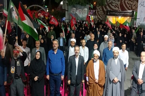 تجمع شبانه مردم سنندج در حمایت از وطن جلوه‌ای از وحدت و همدلی